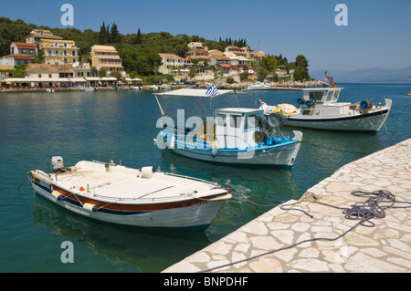 Lokale Küstenfischerei Boote vertäut im Hafen von Kassiopi auf der griechischen Mittelmeer Insel von Corfu Griechenland GR Stockfoto