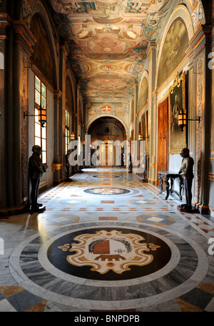 Korridor, gesäumt von Gemälden und Ritter des Palais Grand Masters in Valletta, Malta, Büro des Präsidenten von Malta Stockfoto