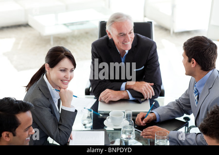 Internationale Business-Leute, die Diskussion über einen Business-plan Stockfoto