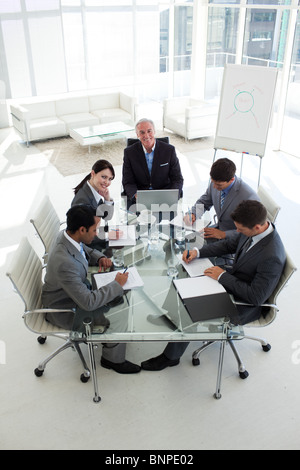 Hohen Winkel eines Business-Teams sitzen um einen Tisch Stockfoto