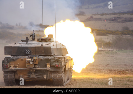 Britische Armee Challenger 2 Tank feuern Stockfoto