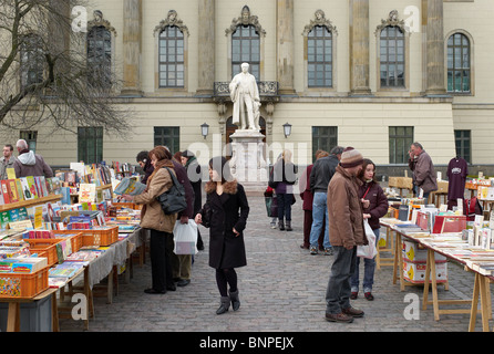 Bücher-Flohmarkt vor der Humboldt-Universität zu Berlin, Deutschland Stockfoto