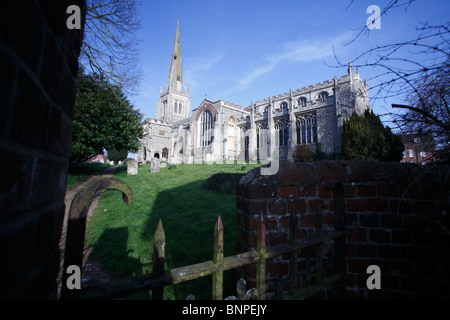 Die Kirche von St. Johannes der Täufer in Thaxted, Essex entnommen ein altes Eisen Tor auf der Süd-Westseite. Stockfoto