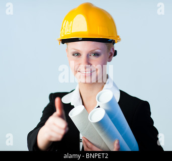 weibliche haustechnische Arbeiter mit Blaupausen Stockfoto