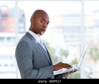 Porträt eines zuversichtlich Geschäftsmann arbeitet an einem laptop Stockfoto
