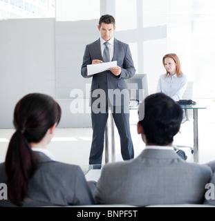 Eine attraktive Teamleader im Gespräch mit seinen Kollegen Stockfoto