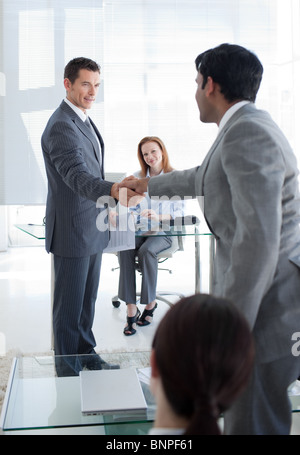 Geschäftsleute, die Hände schütteln Stockfoto