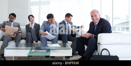 Leitenden Geschäftsmann einen Kaffee trinken Stockfoto