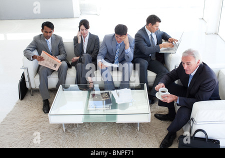 Eine vielfältige Geschäftsleute sitzen in einem Wartezimmer Stockfoto