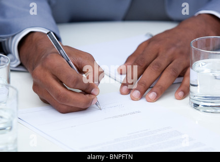 Nahaufnahme der ehrgeizige Geschäftsmann, die Unterzeichnung eines Vertrages Stockfoto