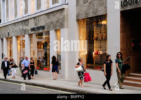 Käufer von Louis Vuitton Luxus-Güter-Shop in Bond Street, Mayfair, London, England, UK Stockfoto