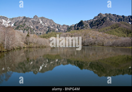 Kagami Ike (Mirror Lake), im Frühjahr mit Togakushi Berg im Hintergrund. Stockfoto