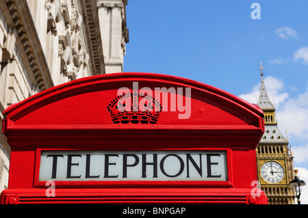 Rote Telefonzelle mit Big Ben, Parliament Square, London, England, UK Stockfoto