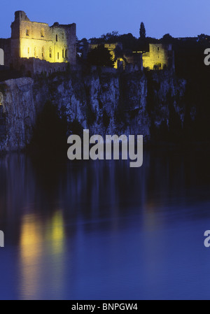 Chepstow Castle in der Nacht, spiegelt sich im Fluss Wye Monmouthshire South Wales UK Stockfoto