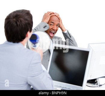 Betonte Geschäftsmann durch ein Megaphon schreien Stockfoto