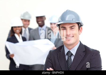 Ingenieur, Blick auf sein Team im Hintergrund Stockfoto