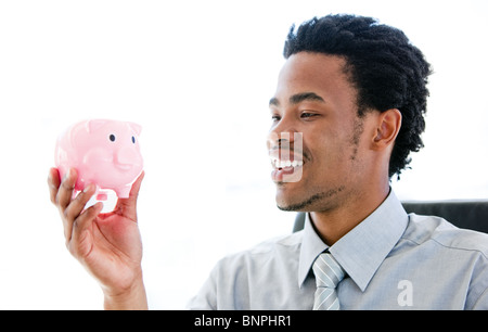Geschäftsmann, Geld zu sparen in ein Sparschwein Stockfoto