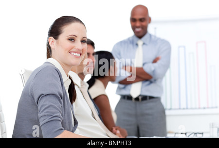 Selbstbewussten Mann dabei eine Präsentation Stockfoto