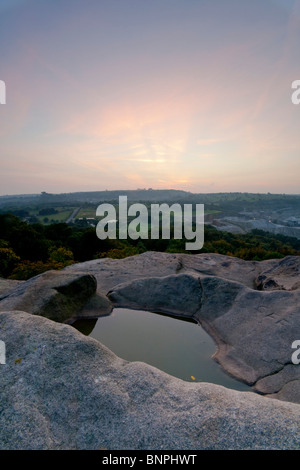 Pfütze im Felsen mit langen reichenden anzeigen auf der Rückseite Boden. BlackRock Derbyshire. Stockfoto