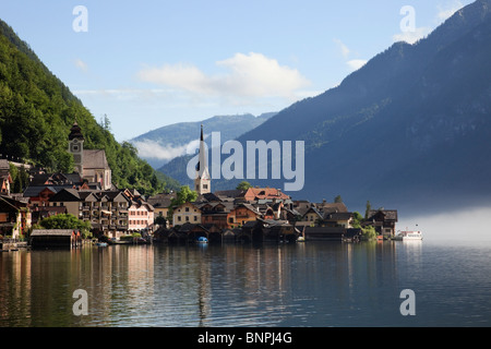 Blick über See Traun, Weltkulturerbe Stadt am See in den österreichischen Alpen. Hallstatt, Salzkammergut, Österreich, Europa Stockfoto