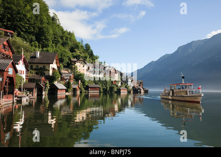 Hallstatt, Salzkammergut, Österreich. Touristen-See-Kreuzfahrt Boot auf Traun durch die Weltkulturerbe-Stadt am See in den Alpen Stockfoto