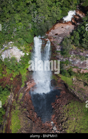 Luftaufnahme der Wasserfall Kaskadierung über die Seite der Sandsteinfelsen von einem Tepui, Venezuela Stockfoto