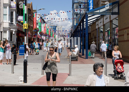 Southend High Street, Essex, geschäftig mit Shoppern an einem lebhaften Tag Stockfoto