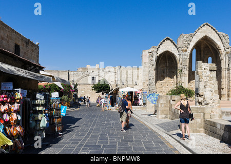 Geschäfte in der Nähe von der Frauenkirche auf die Stadt und Hospiz St. Catherine, Pindarou Straße in der Altstadt, Rhodos, Griechenland Stockfoto