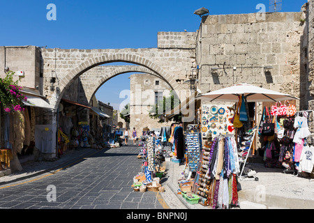 Geschäfte am Ende des Pindarou Straße in der Altstadt, Rhodes Town, Rhodos, Griechenland Stockfoto