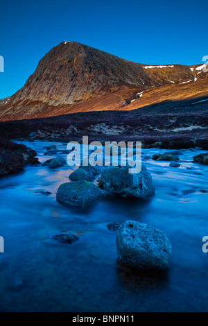 Schottland, Schottisches Hochland, Cairngorm National Park. Teufels Punkt und den Fluss Dee auf den Lairig Ghru Stockfoto