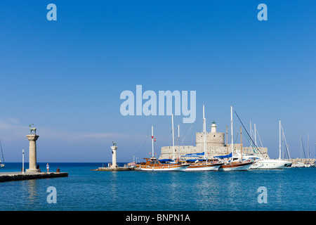 Die alte Festung Agios Nikolaos und Leuchtturm im Hafen von Mandraki mit Hirsch-Statuen auf der linken Seite, Rhodes Town, Rhodos, Griechenland Stockfoto