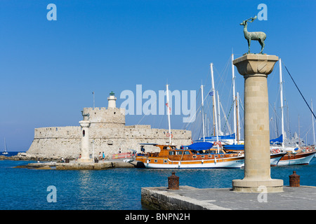 Die alte Festung Agios Nikolaos und Leuchtturm im Hafen von Mandraki mit Hirsch-Statue im Vordergrund, Rhodes Town, Rhodos, Griechenland Stockfoto