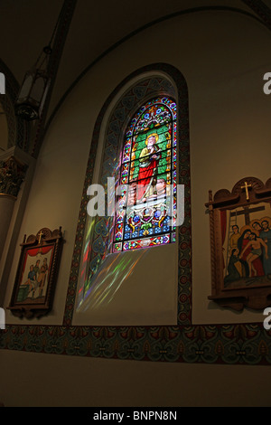 Sonnenlicht durch die Glasfenster in der Kathedrale Basilika des Heiligen Franziskus von Assisi, Santa Fe, New Mexico Stockfoto
