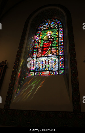Sonnenlicht durch die Glasfenster in der Kathedrale Basilika des Heiligen Franziskus von Assisi, Santa Fe, New Mexico Stockfoto