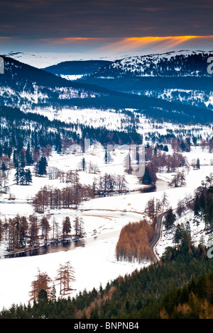 Schottland, Schottisches Hochland, Cairngorm National Park. Der Fluss Dee Mäandern durch Schnee bedeckt Felder in der Nähe von Braemar. Stockfoto