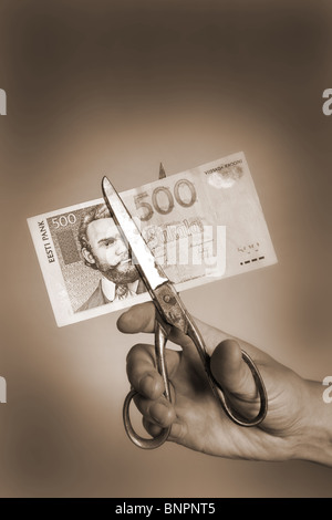 Eine estnische 500 Kronen Banknote zerschneiden. Ab Januar wird der Euro-Zone 2011 Estland treten. Stockfoto