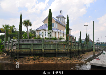Einige einzigartige und farbenfrohe Häuser befinden sich entlang des Intracoastal Waterway in Myrtle Beach, South Carolina. Stockfoto