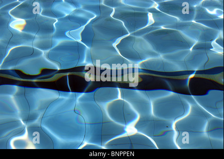 SONNE REFLEKTIERT AUF DAS WASSER AUF EINEN AUßENPOOL POOL IN SPANIEN Stockfoto