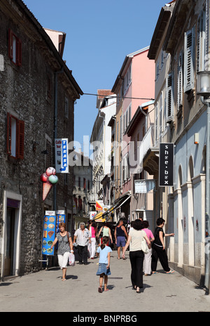 Straße in der Altstadt von Pula, Kroatien Stockfoto