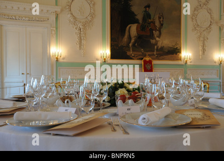 Tisch für ein Gala-Dinner im Peterhof Palace, Sankt Petersburg, Russland Stockfoto