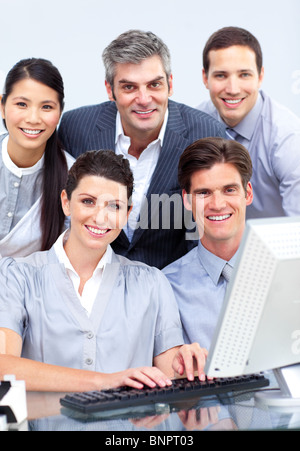 Erfolgreiche Geschäftsleute, die Arbeit am computer Stockfoto