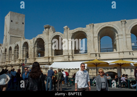 Arles, Frankreich, große Menschenmassen, Touristen, Besuch in Straßenszene, französische Provence, Arena, Altstadt, Panorama Stockfoto