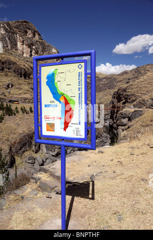 Schild mit Karte des Inka-Reiches für das Qhapaq Ñan Inca-Straßenprojekt an der Stelle der letzten Inka-Hängebrücke, Qeswachaca, Region Cusco, Peru Stockfoto