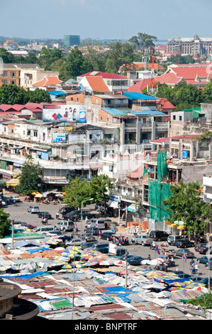 Mehrfamilienhäuser und planen, die Deckung eines Teils der Zentralmarkt in Phnom Penh, Kambodscha Stockfoto