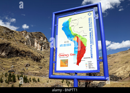 Schild mit Karte des Inka-Reiches für das Qhapaq Ñan Inca-Straßenprojekt an der Stelle der letzten Inka-Hängebrücke, Qeswachaca, Region Cusco, Peru Stockfoto