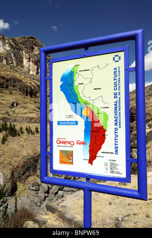 Schild mit Karte des Inka-Reiches für das Qhapaq Ñan Inca-Straßenprojekt an der Stelle der letzten Inka-Hängebrücke, Qeswachaca, Region Cusco, Peru Stockfoto