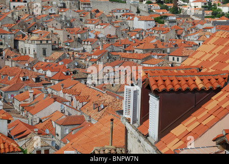 Die roten Terrakotta-Dächer der Altstadt von Dubrovnik, Kroatien. Stockfoto