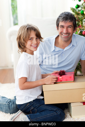 Lächelnd, Vater und Sohn Eröffnung Weihnachten präsentiert Stockfoto