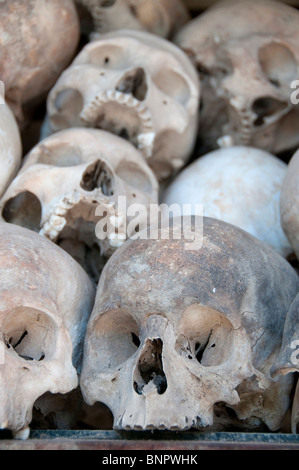 Schädel von Opfern auf dem Display an Choeung Ek (The Killing Fields) in Phnom Penh, Kambodscha Stockfoto