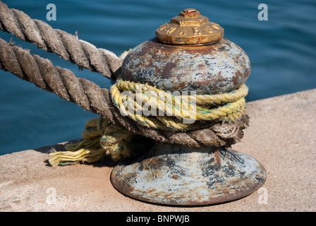 Am alten Liegeplatz Poller mit schweren Seilen - eine Nahaufnahme. Stockfoto